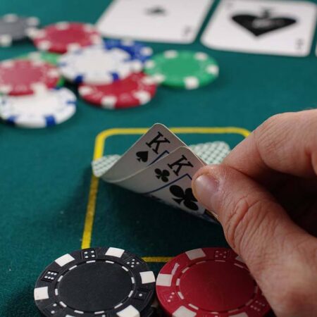 Can You Learn to Play From Poker Schools and Courses in Canada?